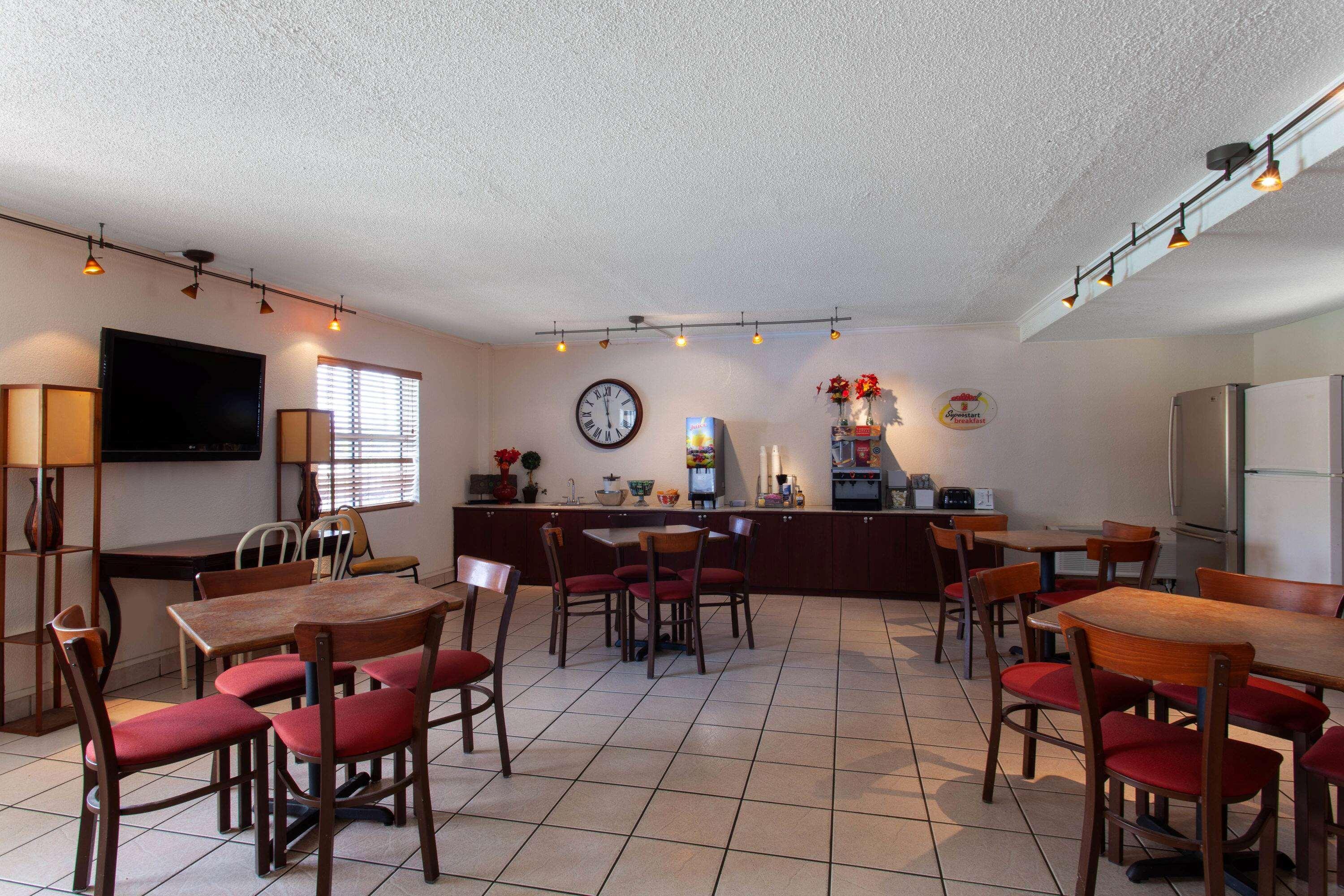 Super 8 By Wyndham Kissimmee Motel Bagian luar foto